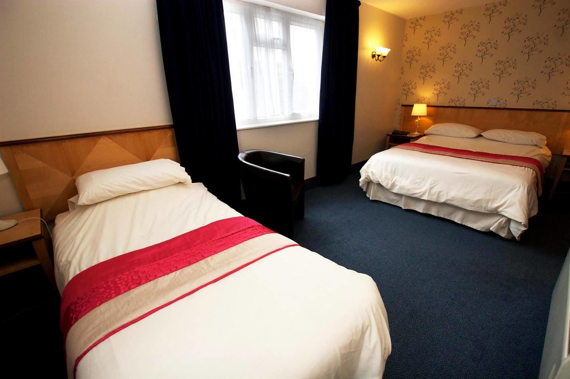 Best Western Compass Inn Tormarton Room photo
