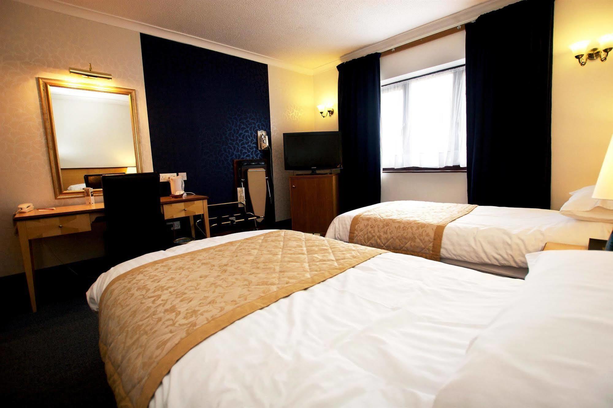 Best Western Compass Inn Tormarton Room photo