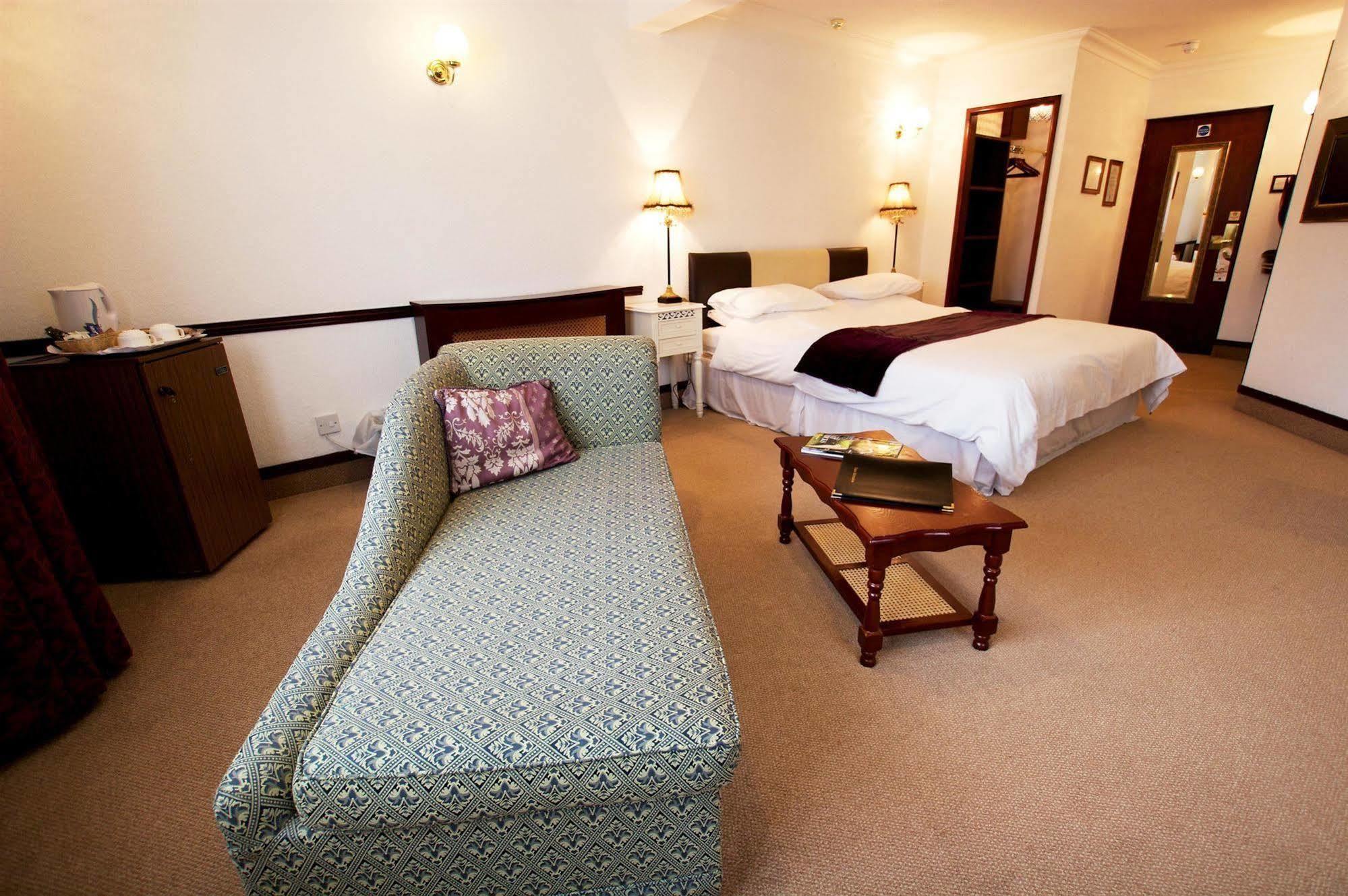 Best Western Compass Inn Tormarton Room photo
